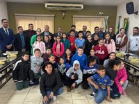 Alunos  fazem visita à Câmara Municipal e conhecem o funcionamento do Legislativo.